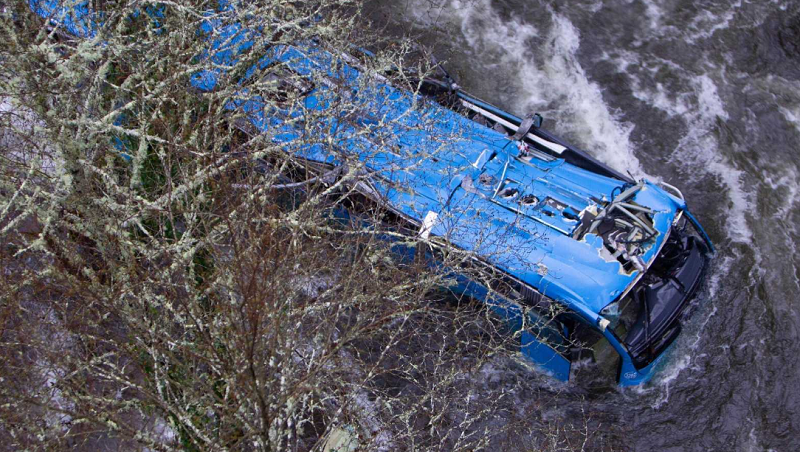 Cuatro muertos por la caída de un autobús en un río en España