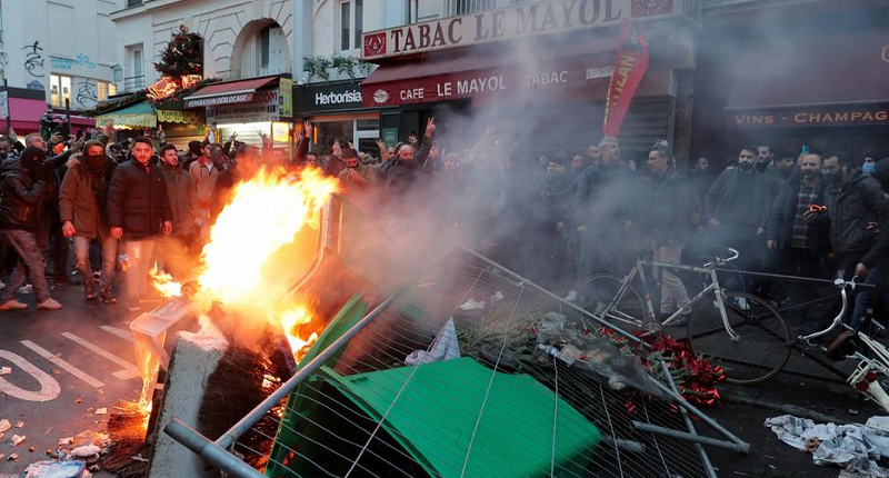 Violentos disturbios en París tras tiroteo en que murieron tres kurdos