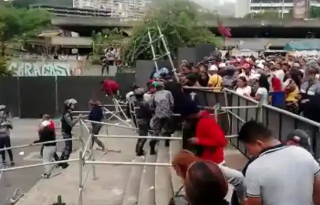 Fanáticos causaron una estampida para conseguir entradas del Caracas-Magallanes (+Video)