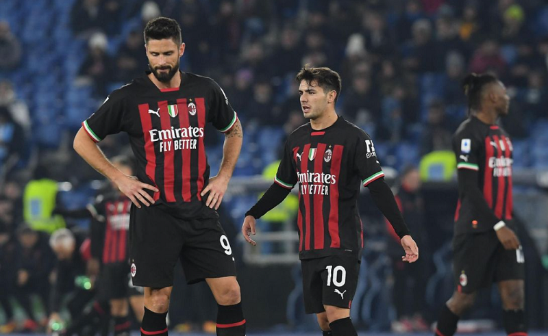 Milan fue goleado 4-0 por la Lazio y se aleja del liderato