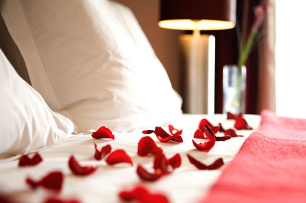 Curiosos objetos que las parejas dejaron en los hoteles después de San Valentín (videos)