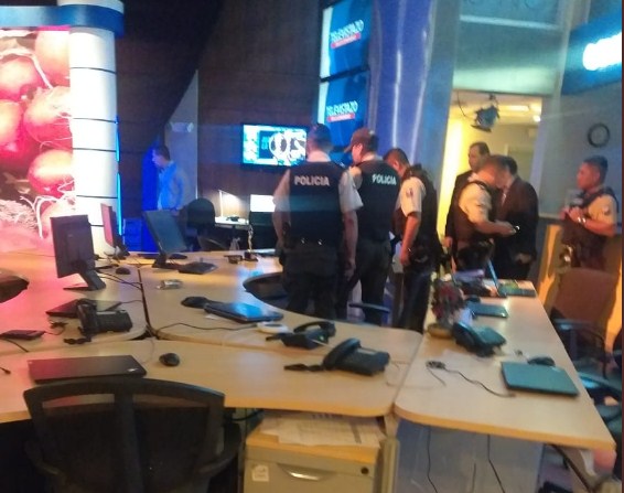 Atentan con explosivo contra periodista de televisión en Ecuador