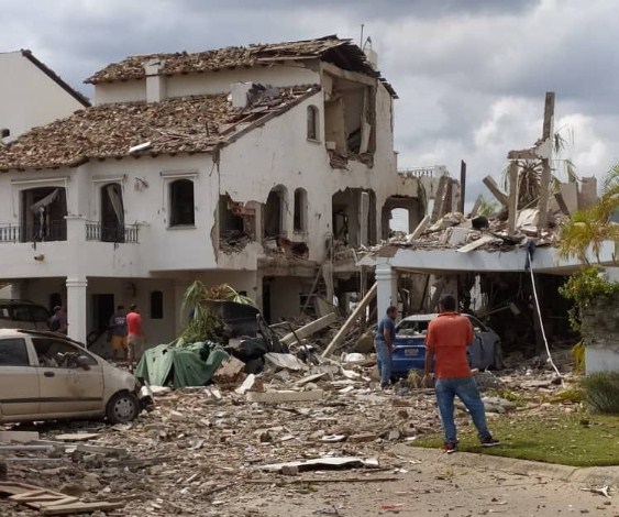 Reportan fuerte explosión de una vivienda en Lechería que dejó cuatro personas lesionadas: Buscan víctimas (+Videos)
