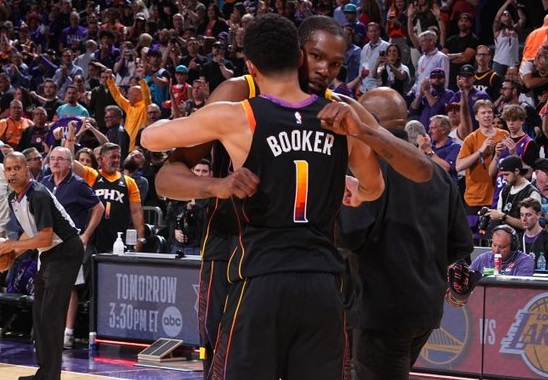 Triple doble de Jokic no evitó derrota de Nuggets ante Suns: Booker explotó con 47 puntos