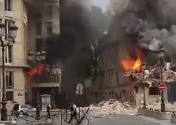 Cuatro heridos tras incendio de gran magnitud por explosión en edificio de París