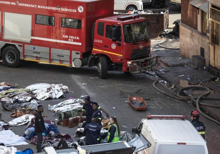 73 muertos por incendio de edificio en Johannesburgo: Se ahogaron con el humo
