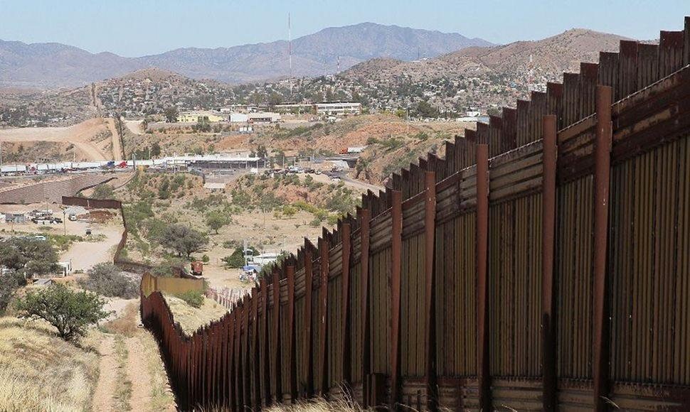 Hallan cinco cadáveres en una camioneta en la frontera México-EEUU