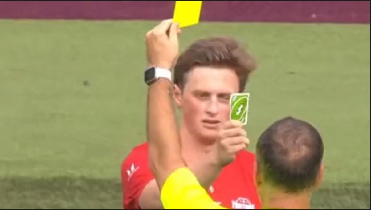 Jugador recibe tarjeta amarilla y responde sacando una carta de UNO