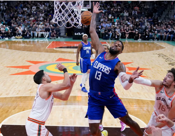 Clippers aplastó 124-99 a Spurs