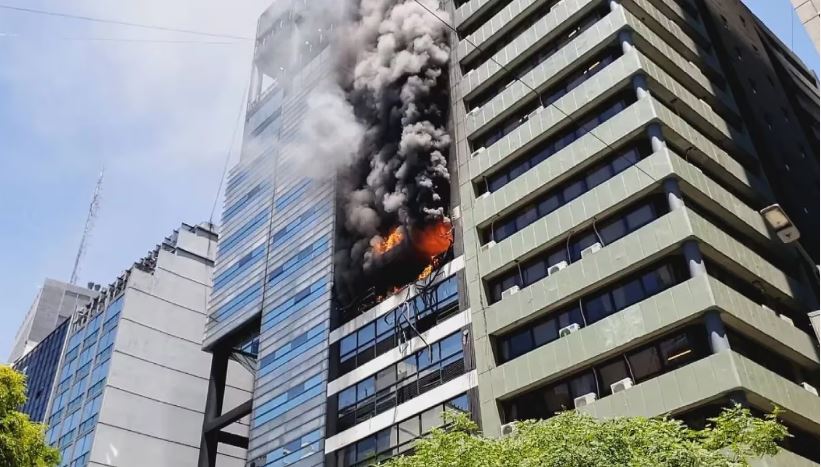 Explosión e incendio en edificio cercano al Ministerio de Trabajo de Argentina (+Video)
