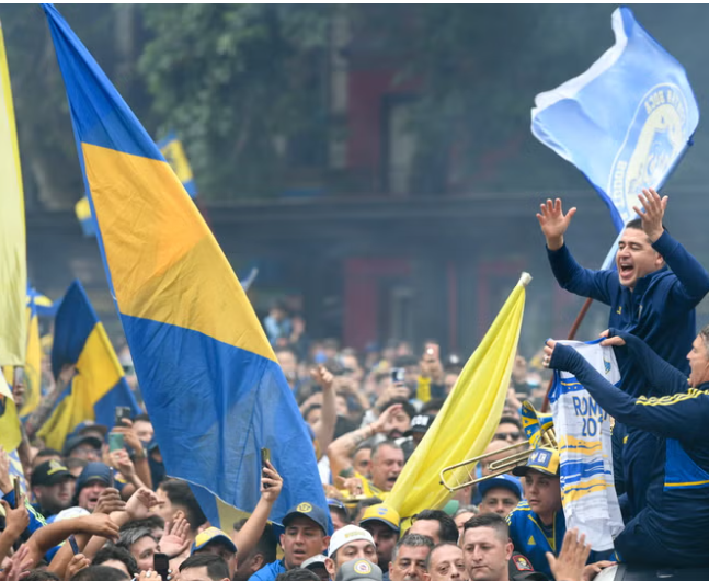 Hinchas de Boca Juniors protestan a favor de Riquelme y exigen elecciones