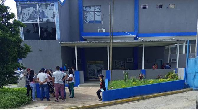 La víctima, identificada como Renny Alejandro Conde de 27 años, se había bajado de su carro para verificar una falla que tenía