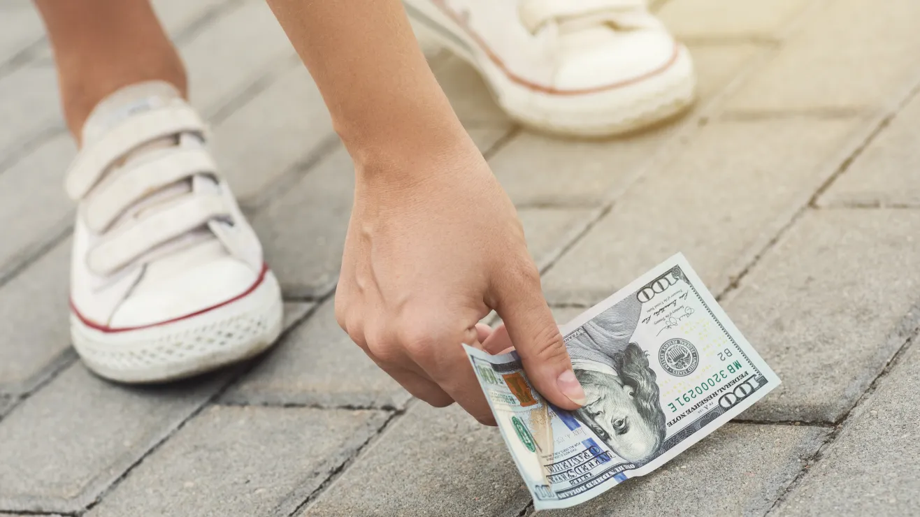 RITUALES NAVIDEÑOS (Parte 3):Meter dinero en los zapatos cuando suene el cañonazo, para ganar suerte