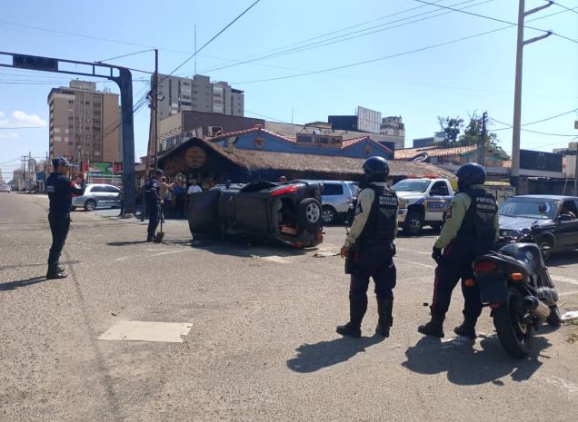 Por venir en contra vía: Chocó y se volcó en la calle 76 de Maracaibo
