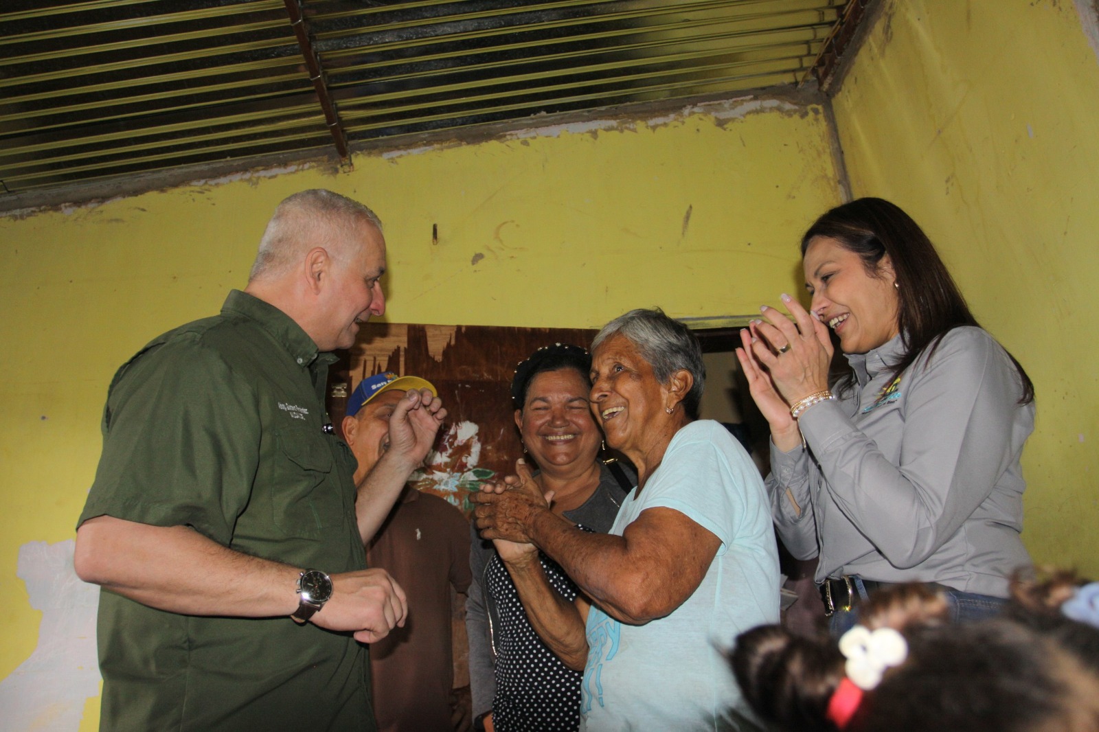 Y dormirán sin miedo a la lluvia porque el alcalde, Gustavo Fernández, les puso un techo