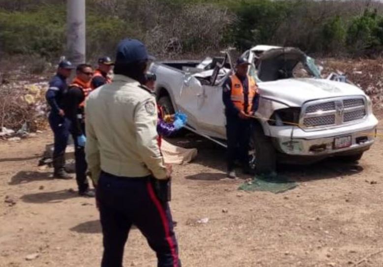 Vuelco y choque de camioneta dejó un muerto y un herido en Coro
