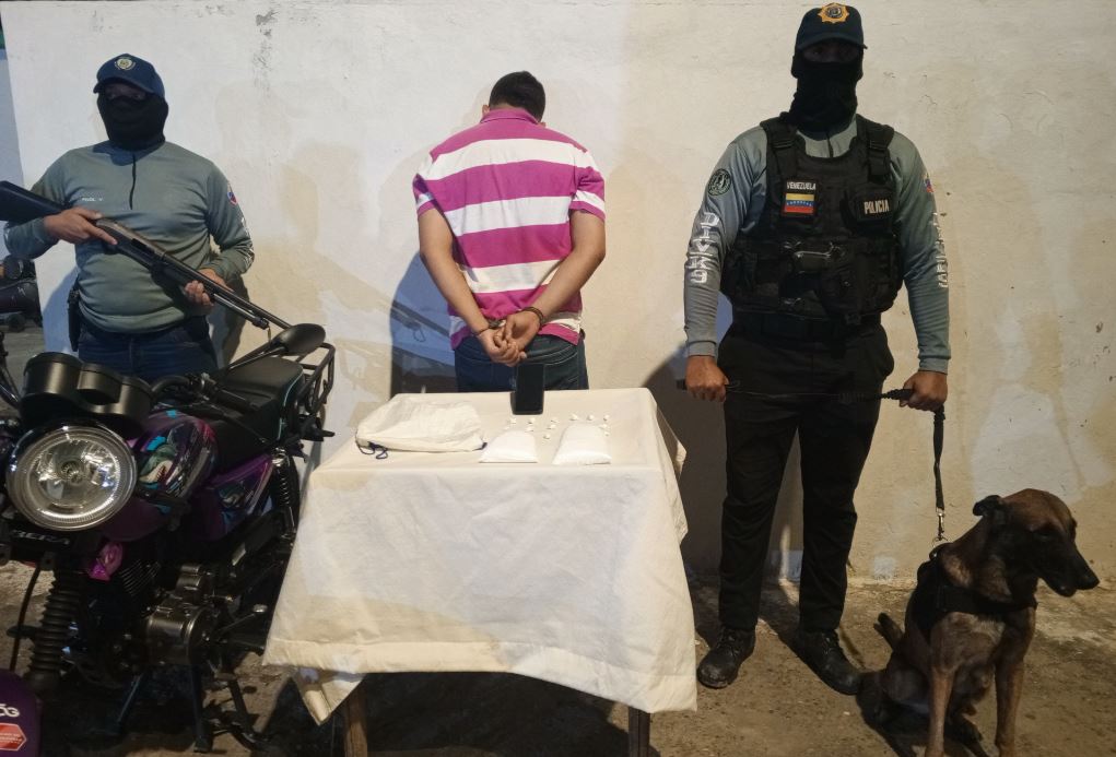 Polirosario arrestó a motorizado con casi un kilo de cocaína