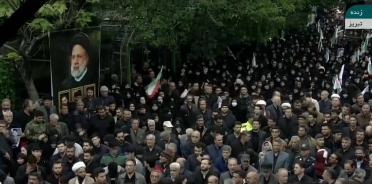 Una multitud despide al presidente Ebrahim Raisí con honras fúnebres en Irán (+Video)