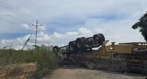 Reportan vuelco de una gandola cargada con cemento en Machiques de Perijá