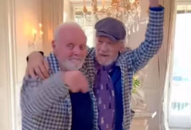 Los actores Ian McKellen y Anthony Hopkins bailaron juntos en un video viral