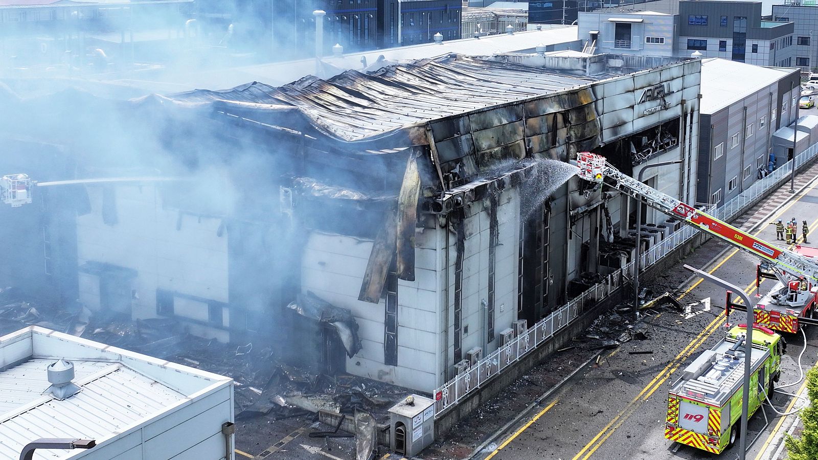 Al menos 22 personas murieron tras incendio en una fábrica de baterías de litio en Corea del Sur