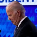 El mal desempeño de Biden en el debate con Trump enciende las alarmas en el partido demócrata sobre si deben nombrar a otro candidato: BBC News