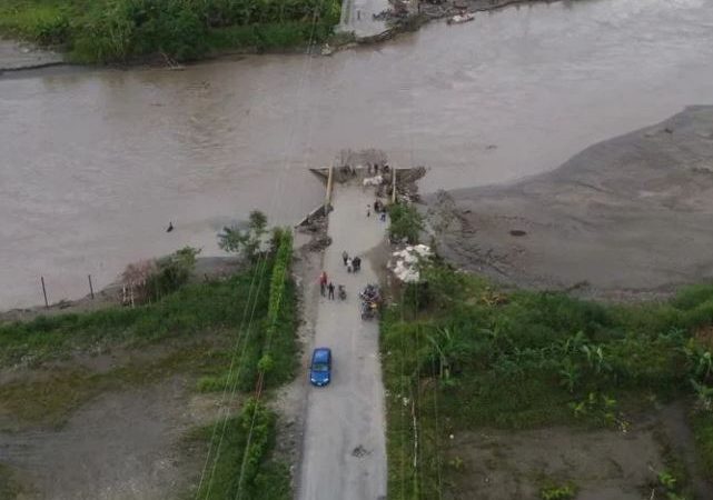 Peligro latente: Habitantes de Colón cruzan en lanchas sin salvavidas de un lado a otro por falta de un puente que colapsó hace dos años