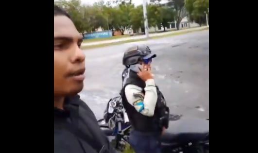 Saxofonista denuncia a funcionarios de la policía por prohibirle tocar en semáforo de Carabobo