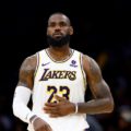 LeBron James renovó su contrato con los Lakers de Los Ángeles