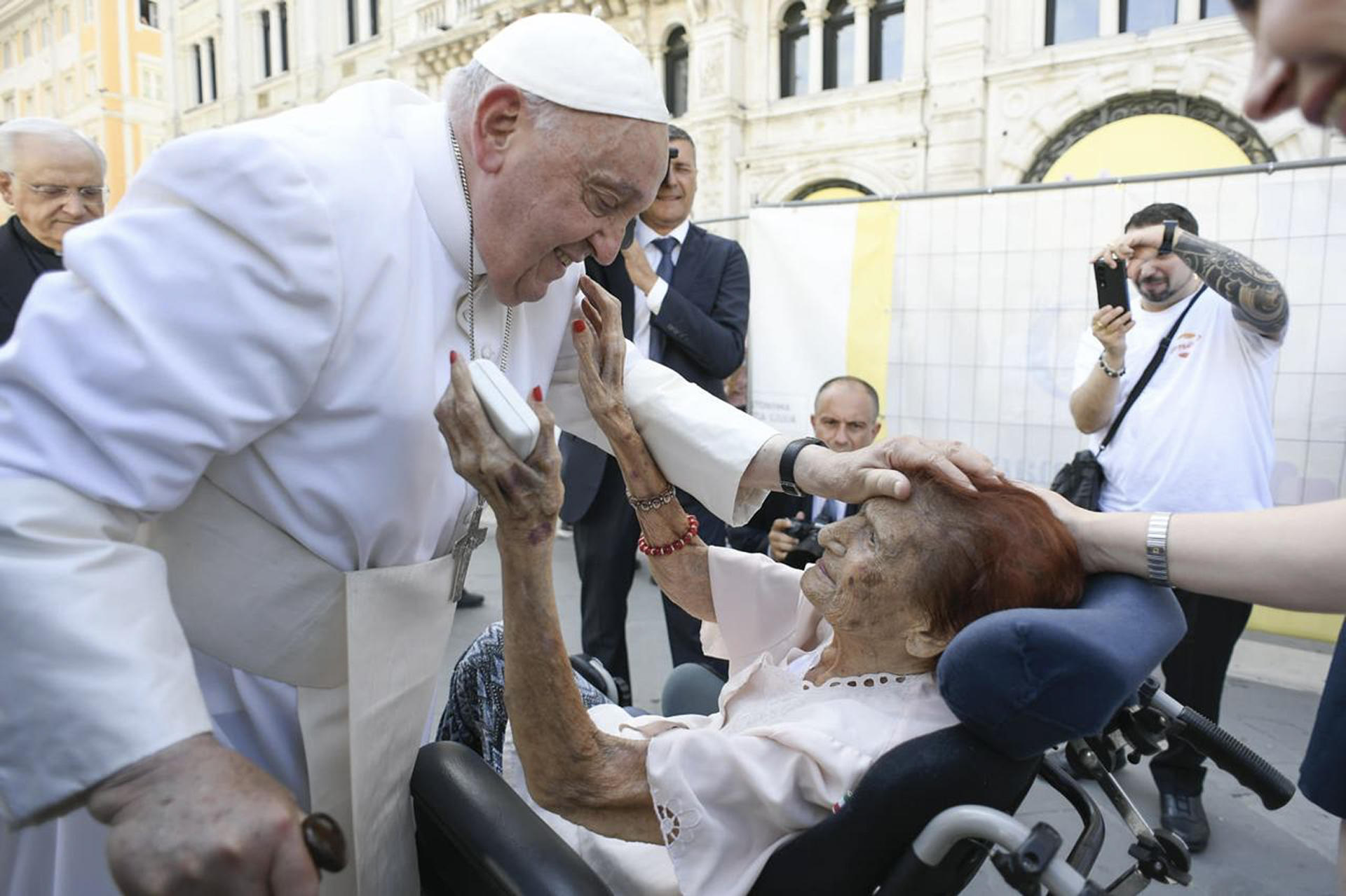 Papa Francisco critica el uso de la fe "para aprovecharse de la gente"