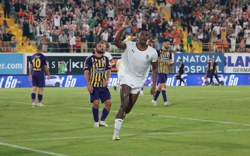 Sergio Córdova anotó un gol en su vuelta a Turquía