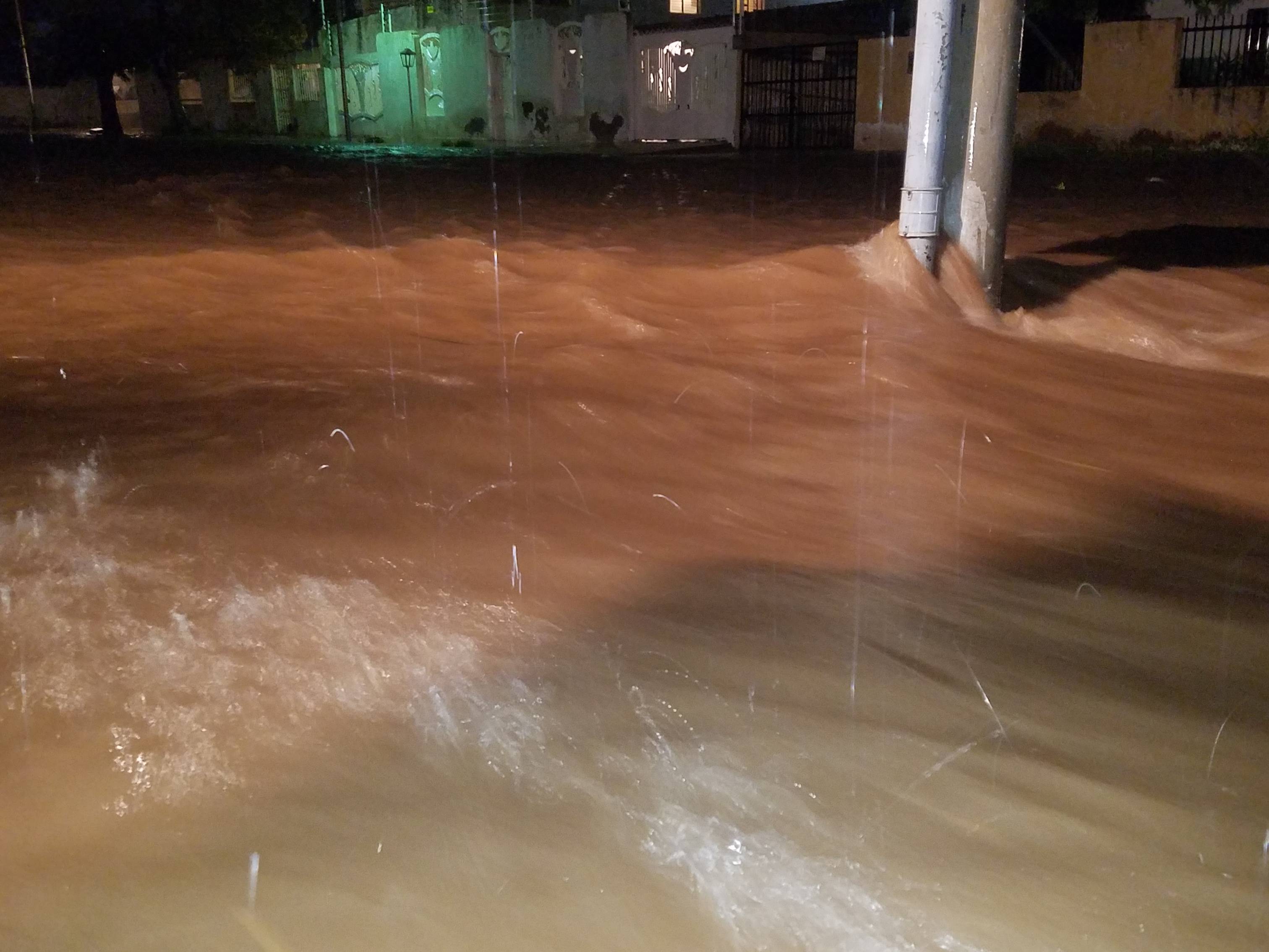 Fuertes precipitaciones causaron inundaciones en San Timoteo en municipio Baralt del Zulia
