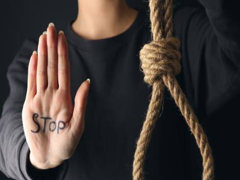 La prevención del suicidio requiere abordar también los factores sociales