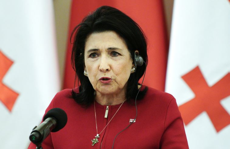 Tras violencia presidenta de Georgia insta a los escolares a protestar para "expresar su solidaridad"