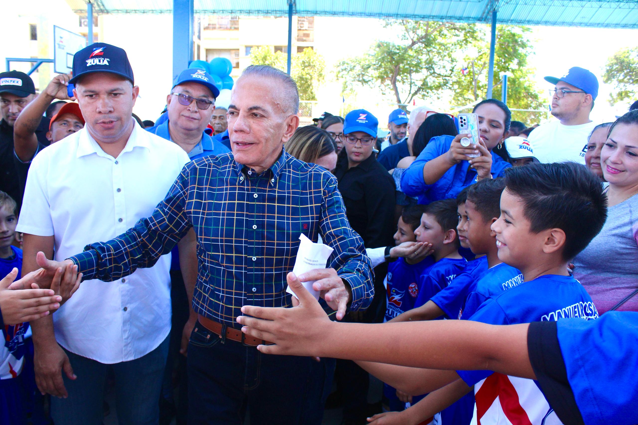 Gobernador Rosales inicia recuperación del Conjunto Residencial El Pinar e inaugura canchas de usos múltiples
