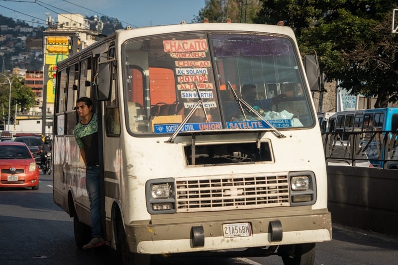 Transporte público opera con normalidad parcial y alcanza 80% de unidades activas en el país