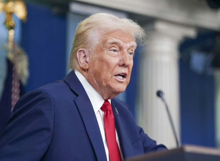 Trump frena algunas aplicaciones de ‘green cards’ mientras arrecia su escrutinio a los inmigrantes