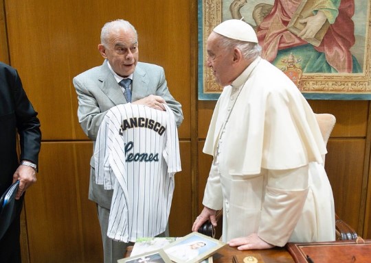 Papa Francisco recibió la camiseta de Leones del Caracas