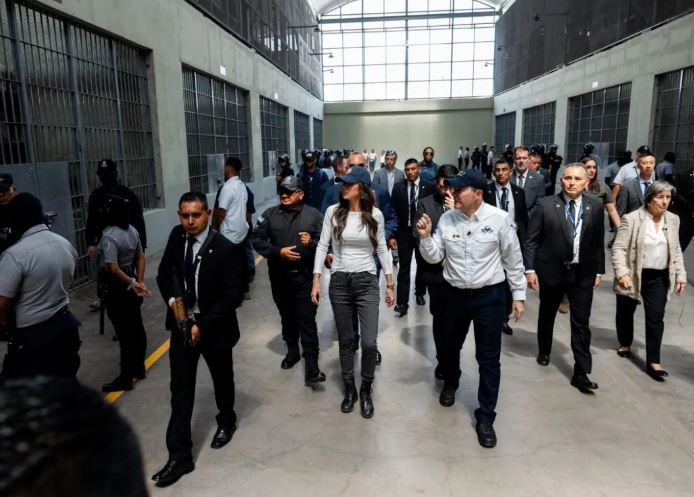 Así fue la visita de Kristi Noem, Secretaria de Seguridad Nacional de EE UU a la prisión donde están los 238 venezolanos