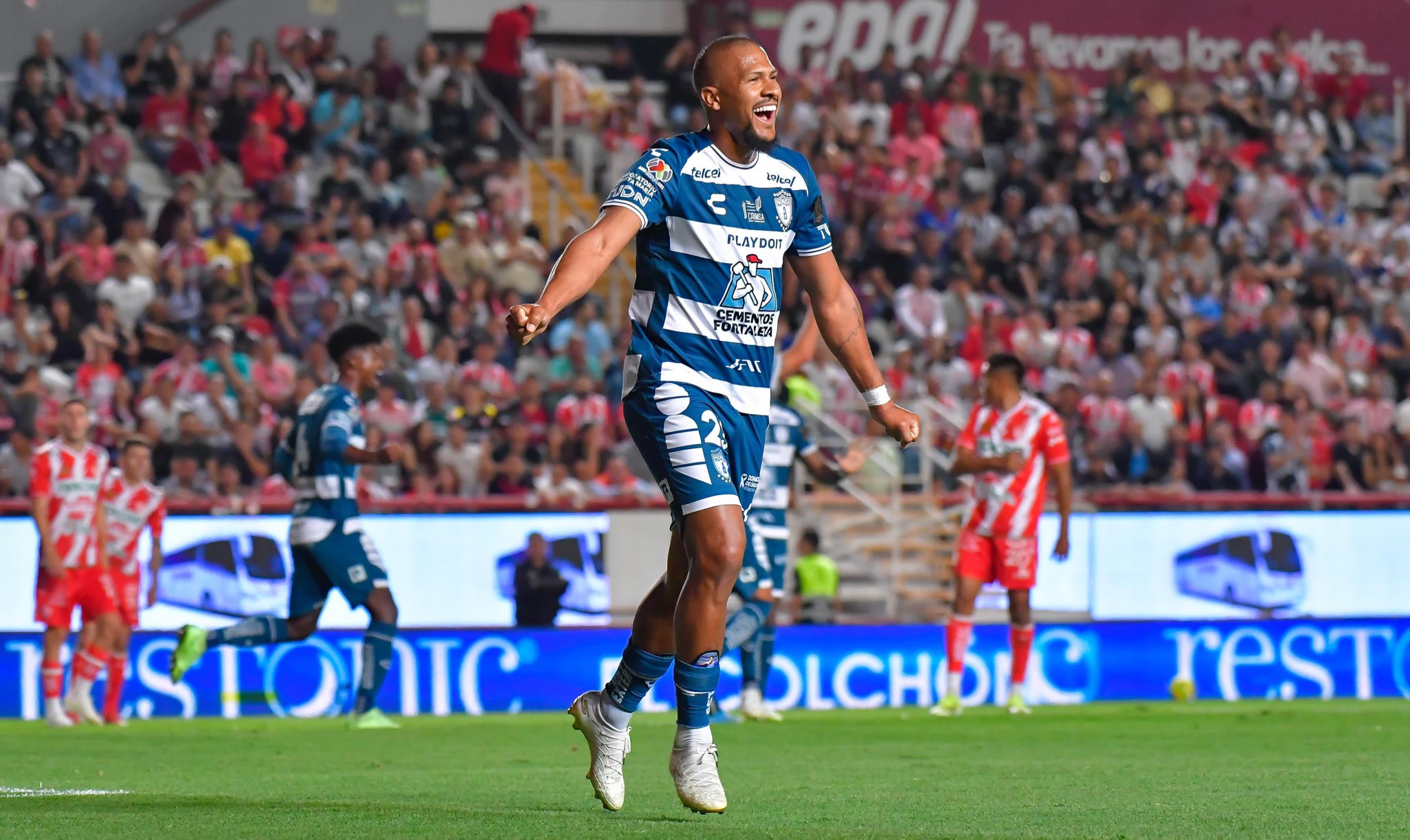 Salomón Rondón renovó con Pachuca por un año más