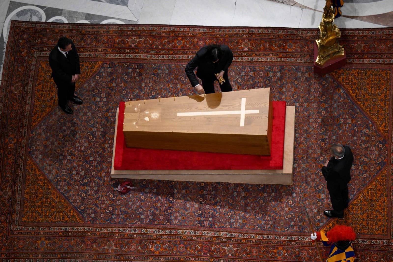 En fotos el proceso de clausura de la urna del papa Francisco