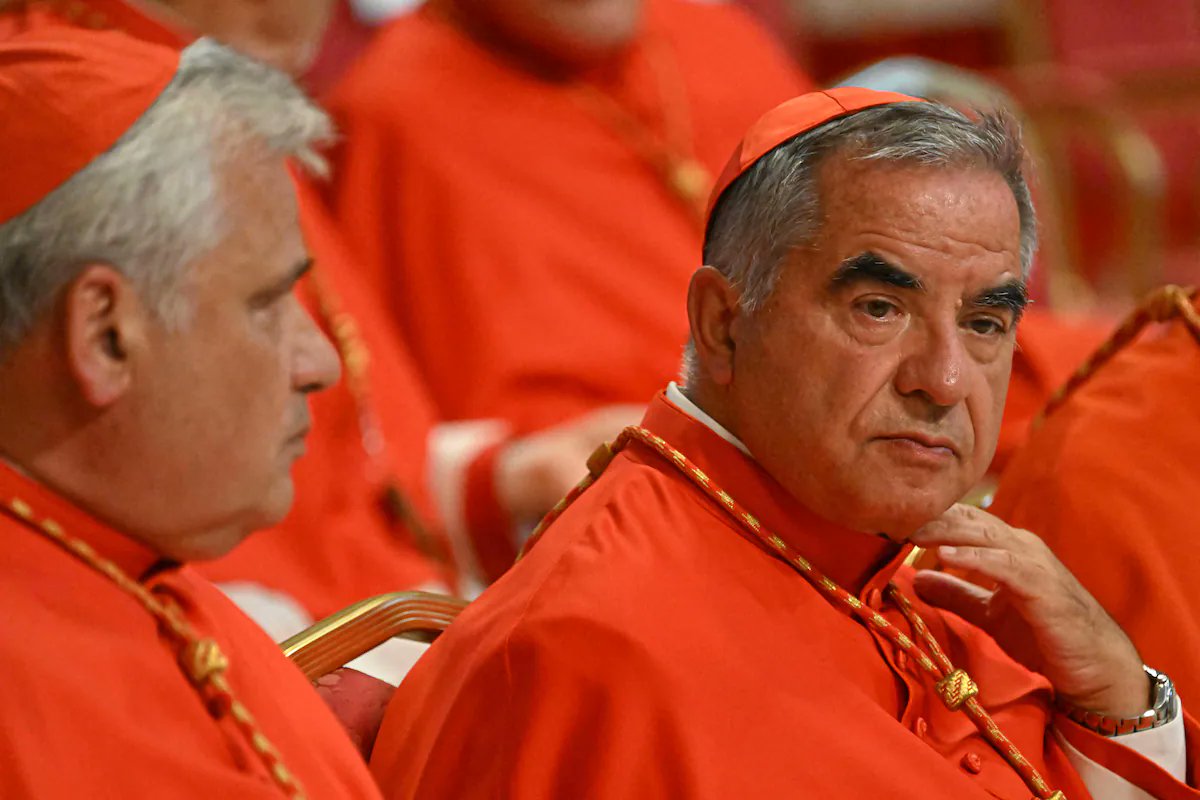 El papa Francisco habría firmado dos cartas excluyendo del cónclave al cardenal Angelo Becciu
