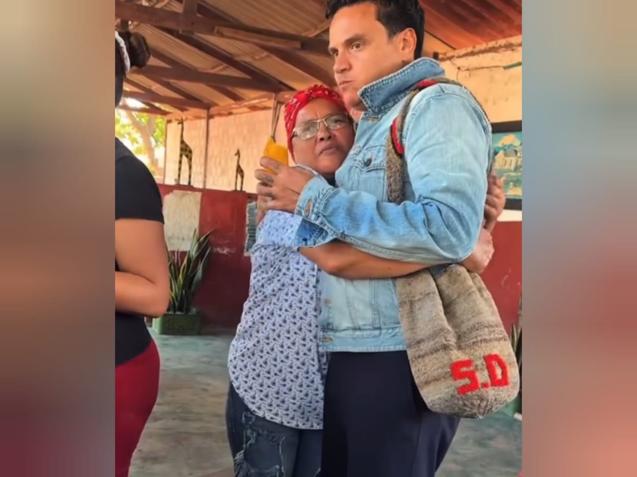 Paseando en bus y comiendo empanadas se la goza Silvestre en Urumita