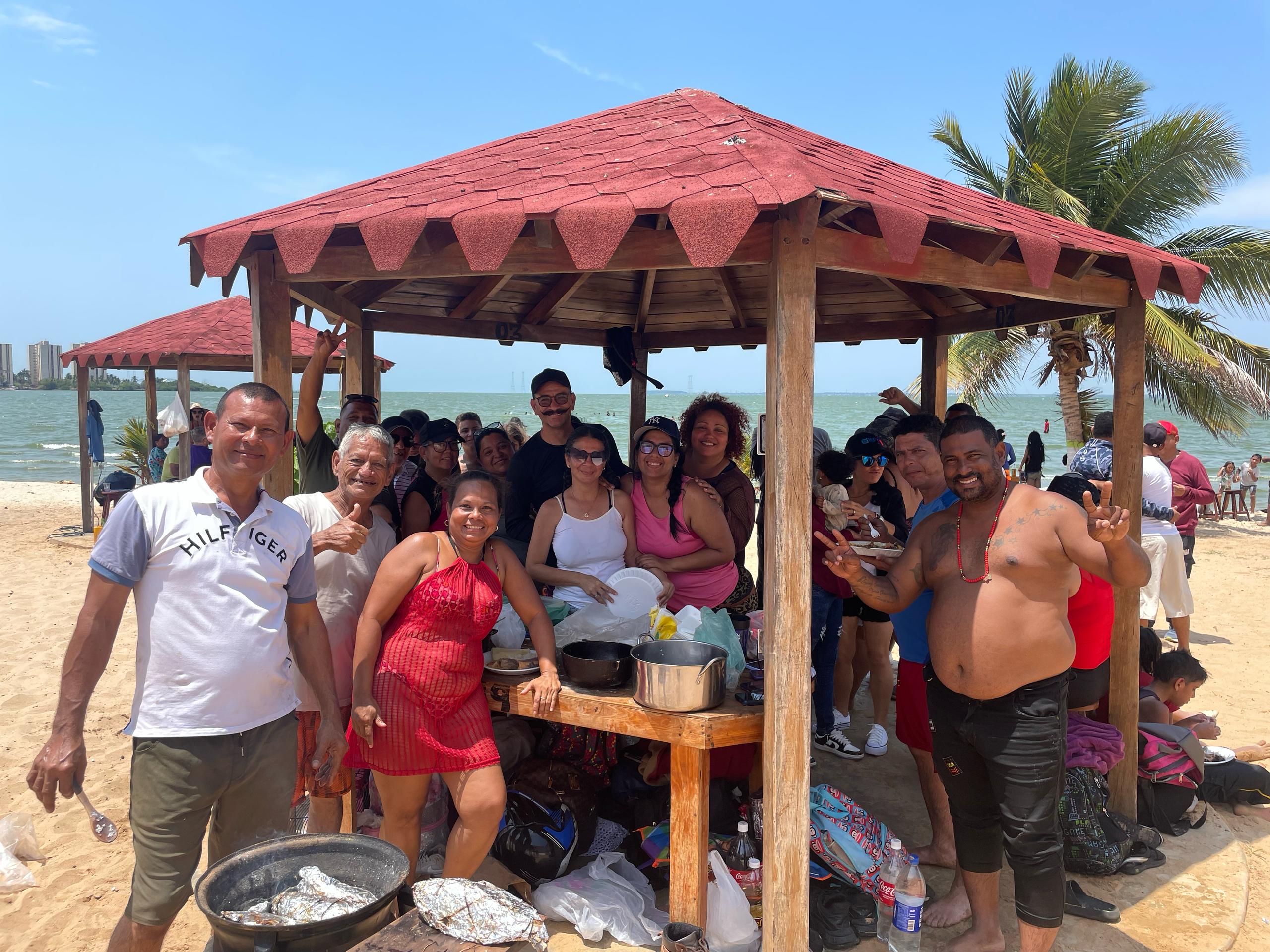 Los marabinos en Semana Santa lo que quieren es playa: Cientos de temporadistas acudieron a los balnearios en el norte de la ciudad