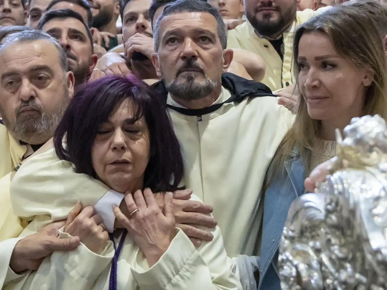 Antonio Banderas ante la Virgen de Lágrimas y Favores: 