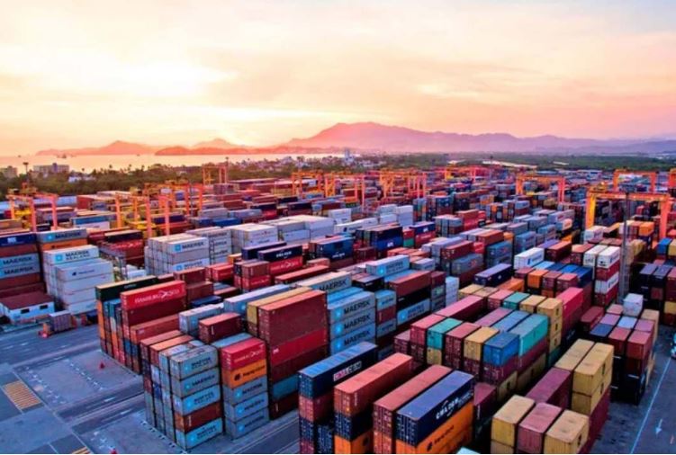 Este 5 de abril entra en vigor arancel de 10% decretado por Trump para todas las importaciones de EEUU