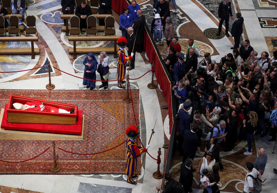 Más de 60 mil personas han ido a dar su adiós al Papa, informó el Vaticano