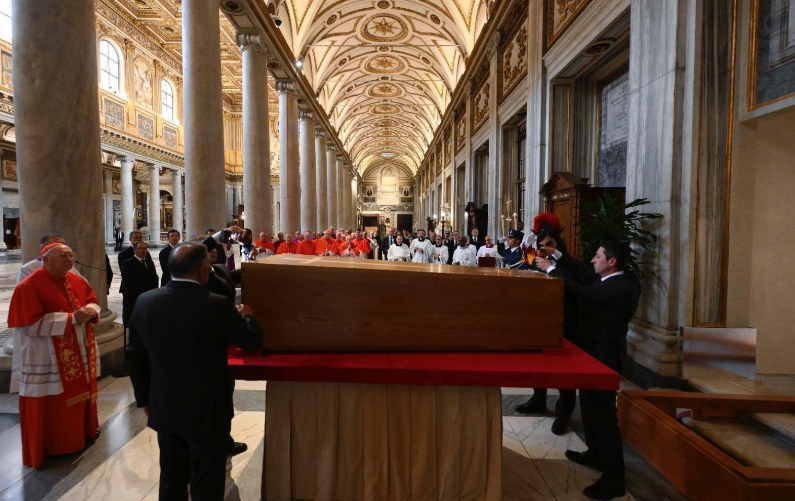 Restos del papa Francisco ya fueron inhumados en Santa María la Mayor