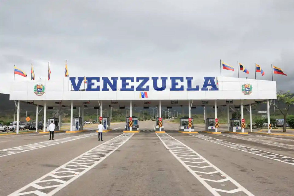 Gobernador de Táchira afirmó que los pasos terrestres por la frontera con Colombia continúan abiertos