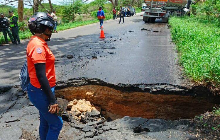 Restringen el paso de carga pesada en el Km 75 de la Troncal 6 en Machiques – Colón ante accidente de gandola de PDVSA